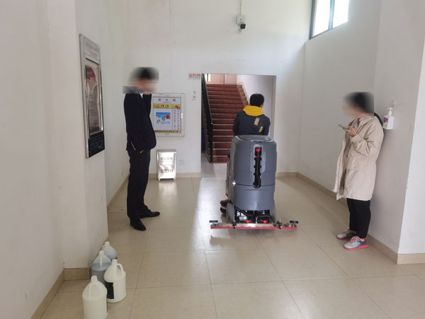 洗地機(jī)在學(xué)校地面清潔的應(yīng)用 洗地機(jī)在學(xué)校地面清潔的應(yīng)用