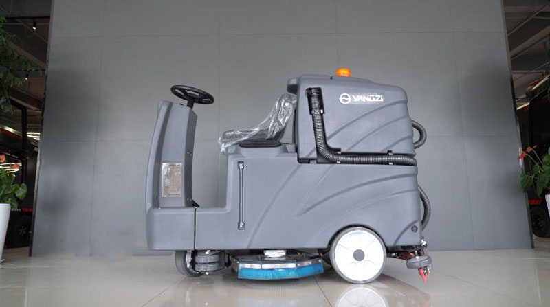 使用正確類型的洗地機清潔！