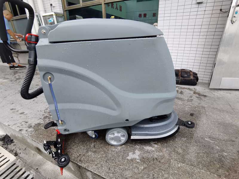 學校食堂怎么清洗方便?揚子手推式洗地機了解一下 學校食堂怎么清洗方便?揚子手推式洗地機了解一下