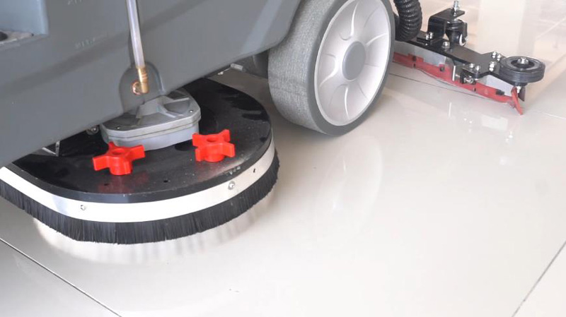 為什么選擇駕駛式洗地機(jī)或掃地機(jī)?卓越、經(jīng)濟(jì)高效的清潔 為什么選擇駕駛式洗地機(jī)或掃地機(jī)?卓越、經(jīng)濟(jì)高效的清潔