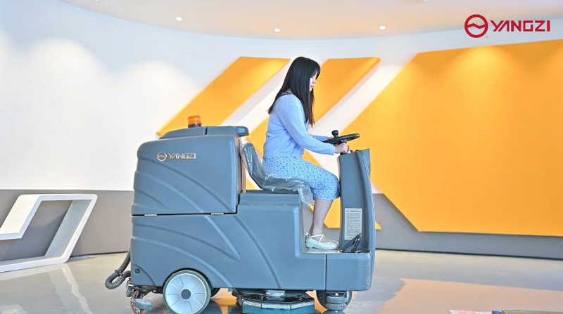 工業(yè)洗地機(jī)與掃地機(jī):哪個(gè)好 工業(yè)洗地機(jī)與掃地機(jī):哪個(gè)好