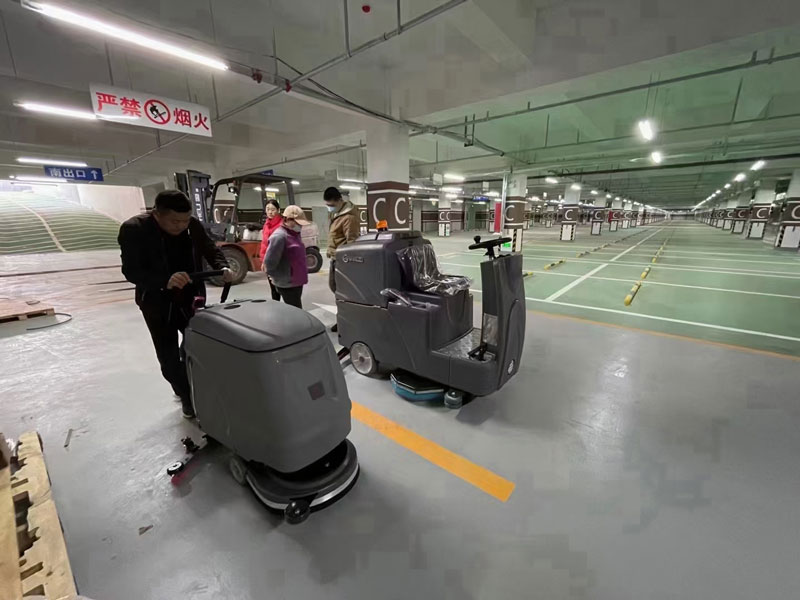 采用電池式全自動洗地機，易于清潔消毒，節省時間和人工成本！