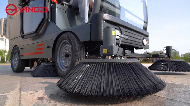 多功能道路清掃車在道路上發(fā)揮著大的作用 多功能道路清掃車在道路上發(fā)揮著大的作用