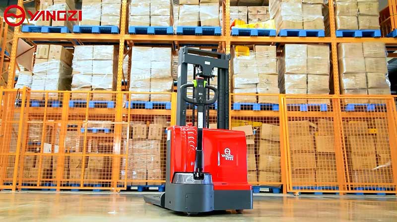 雨天使用電動(dòng)叉車安全嗎 雨天使用電動(dòng)叉車安全嗎