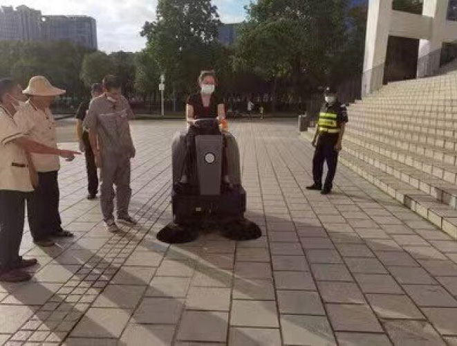 揚(yáng)子掃地機(jī)對(duì)物業(yè)小區(qū)的好處 揚(yáng)子掃地機(jī)對(duì)物業(yè)小區(qū)的好處