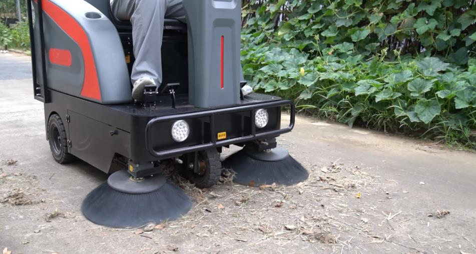 揚(yáng)子駕駛式掃地機(jī)大面積清掃省時(shí)又省力 揚(yáng)子駕駛式掃地機(jī)大面積清掃省時(shí)又省力