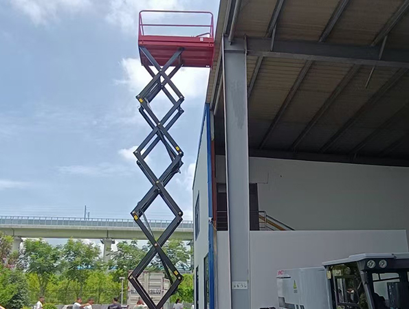 剪叉式升降車作業最多可上幾人