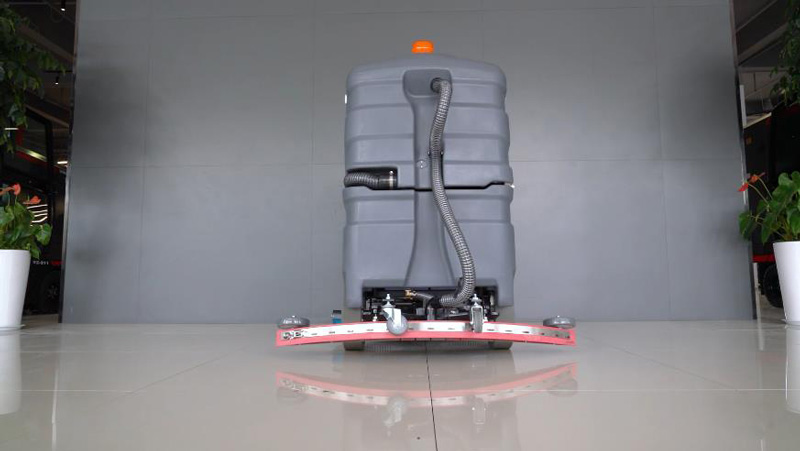 地庫(kù)難清潔?試試揚(yáng)子X(jué)8駕駛式洗地機(jī)! 地庫(kù)難清潔?試試揚(yáng)子X(jué)8駕駛式洗地機(jī)!